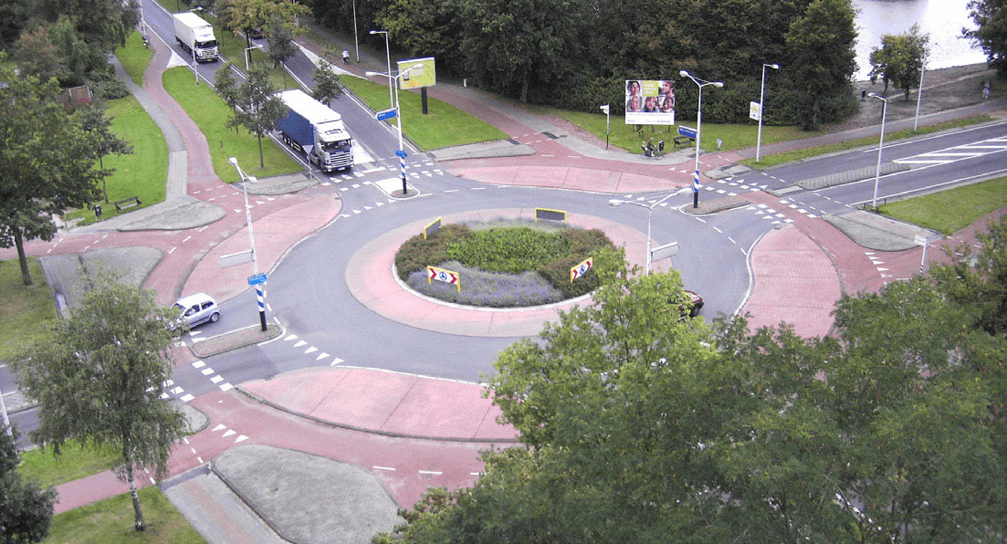 Esimerkkikuva Hollannista, jossa näkyy liikenneympyrä ja pyöräilijöiden kiertotila. Aiheesta tarkemmin tekstissä ennen kuvaa.