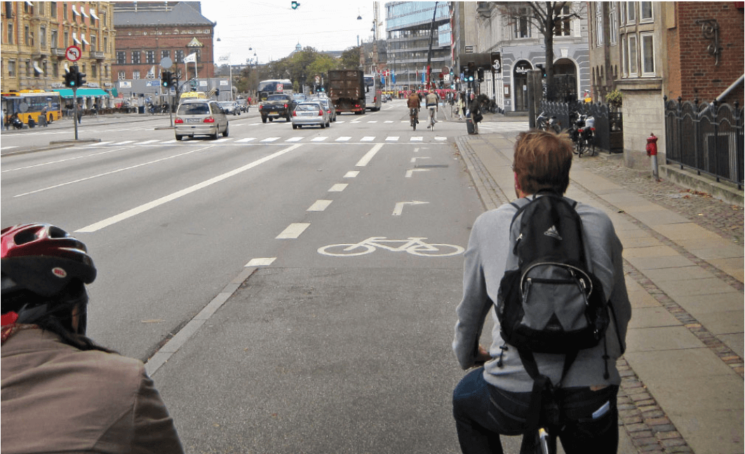 Esimerkkikluva Kööpenhaminasta, jossa näkyy yhdistetty pyöräkaista.